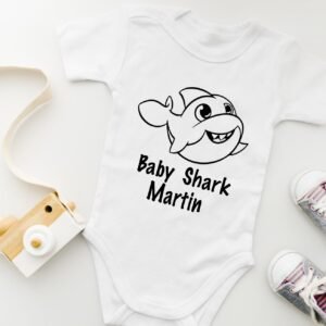 ersonalisierter Baby Body Weiß – Baby Shark Motiv mit Namen - Baby Bodysuit - Baby Shark - Geschenk - Name - Geschenkidee