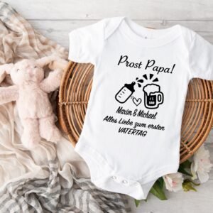 Babybody Vatertag personalisiert Bodysuit Erster Vatertag anstoßen Bier und Babyflasche Name Prost Papa, Vatertagsgeschenk Baby, Geschenk