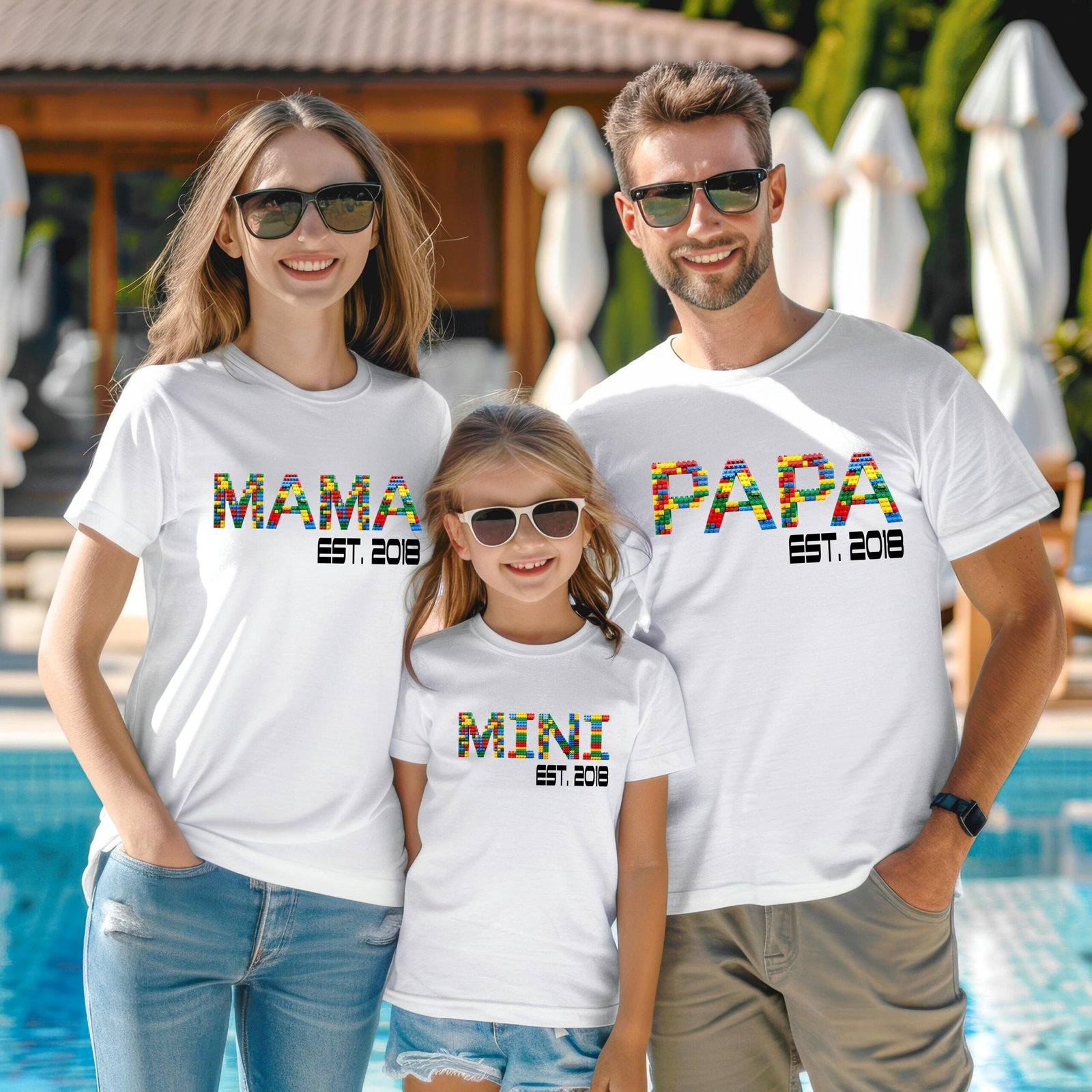 Personalisiertes Weißes T-Shirt mit Namen in Kreativer Baustein-Schrift und Individuellem Geburtsjahr I Familienoutfit I Papa Mama Mini I