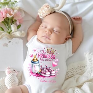 Baby Body Weiß - The Princess has arrived - Süßes Design mit Schnuller, Milchflasche und Babyschuhen. Baby 2024. Baby 2025