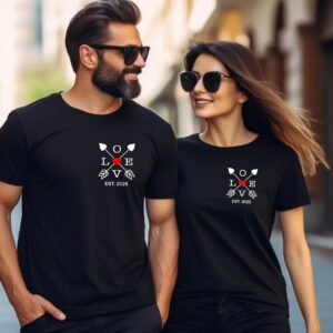 Schwarzes Pärchen-T-Shirt – "LOVE" Design mit Herz und Pfeilen – EST. (Wunschjahr) I Valentinstag Geschenk I T-Shirt für Paare I