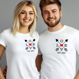Weißes Pärchen-T-Shirt – "LOVE" Design mit Herz und Pfeilen – EST. (Wunschjahr) I Valentinstag Geschenk I T-Shirt für Paare I