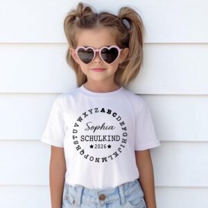 Personalisierbares Schulkind-T-Shirt 2026 – ABC-Design - Geschenk zur Einschulung für Jungen & Mädchen - Schulkind - 2026 - Einschulung